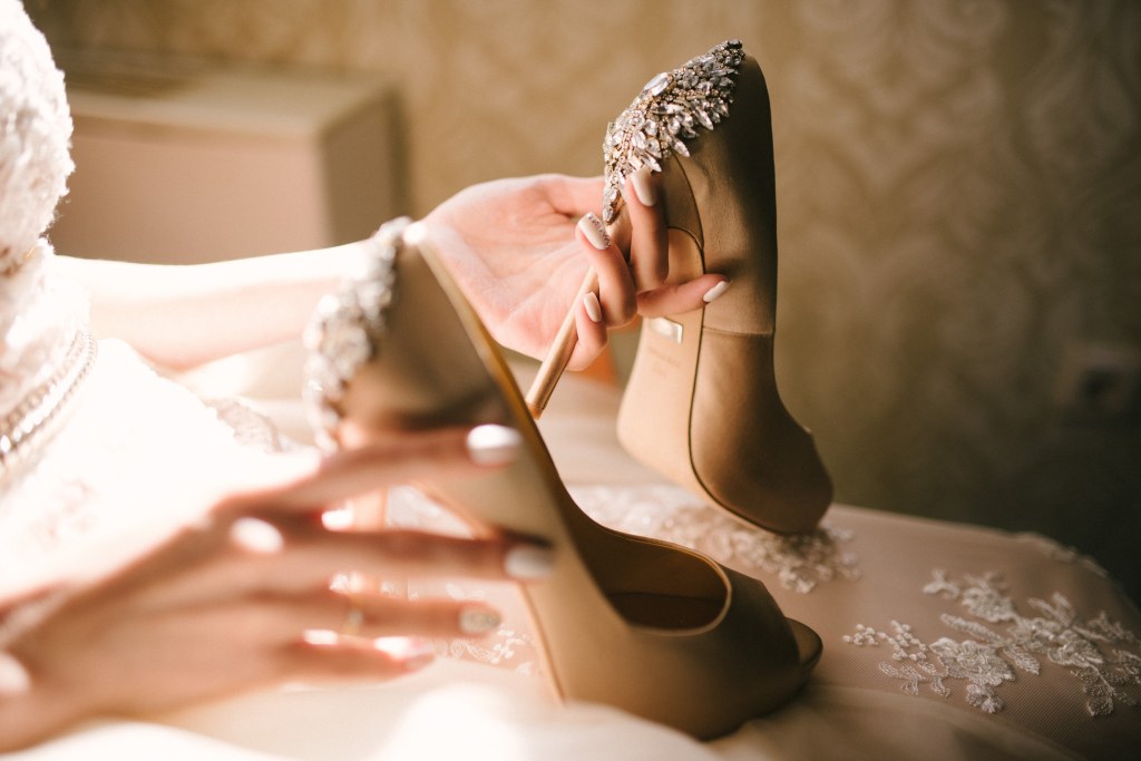 Picture of: What Color Shoes To Wear With Ivory Wedding Dresses!